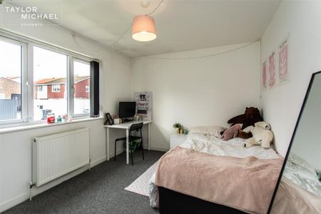 6 bedroom detached bungalow to rent - Photo 4