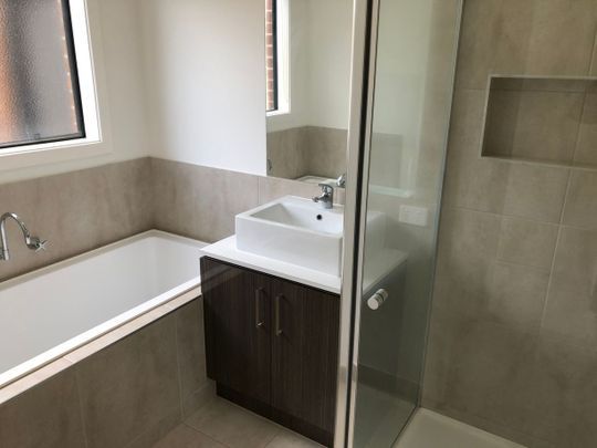 Fabulous Family 4Br Home in Gateway Estate, Truganina! - Photo 1