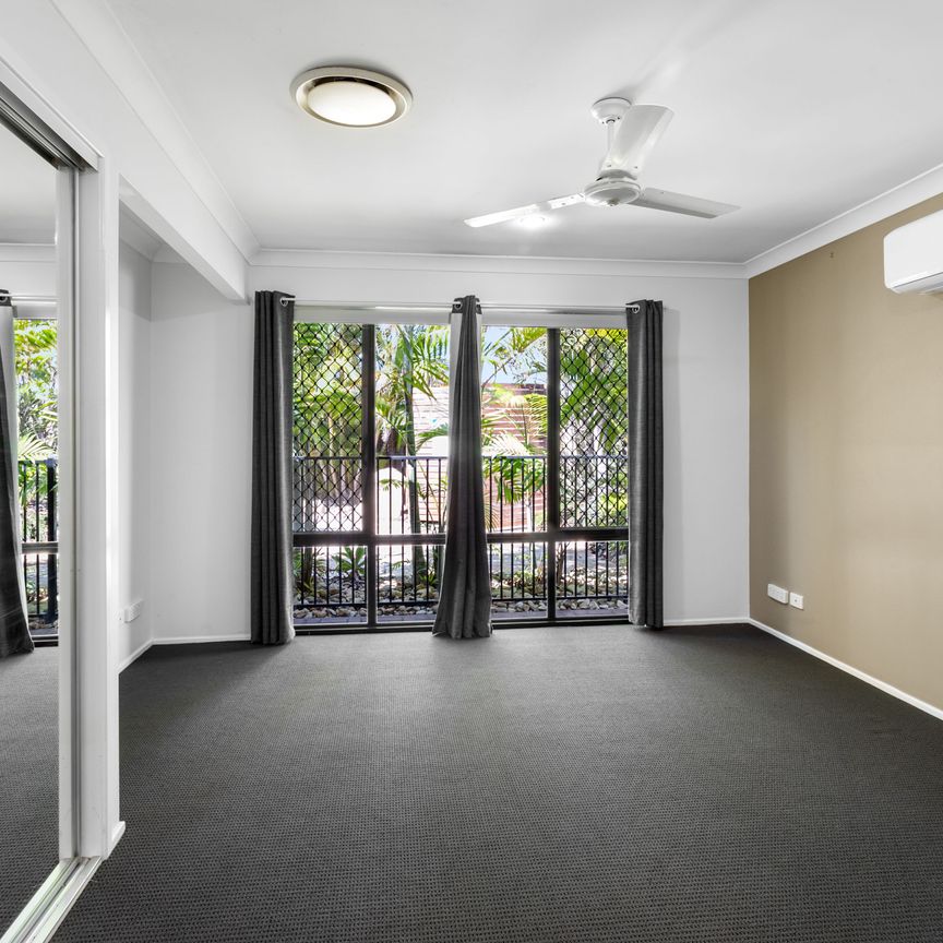 4 BEDROOM HOME + 2 LIVING AREAS + POOL! - Photo 1