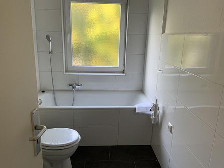 Nur noch Boden verlegen! modernisierte 2-Zimmer-Wohnung mit Balkon und neuem Bad am Worth/Honsel - Photo 3