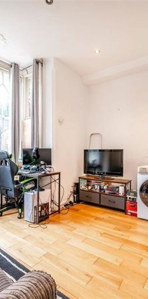 Waldegrave Road, TW11, London - Photo 1