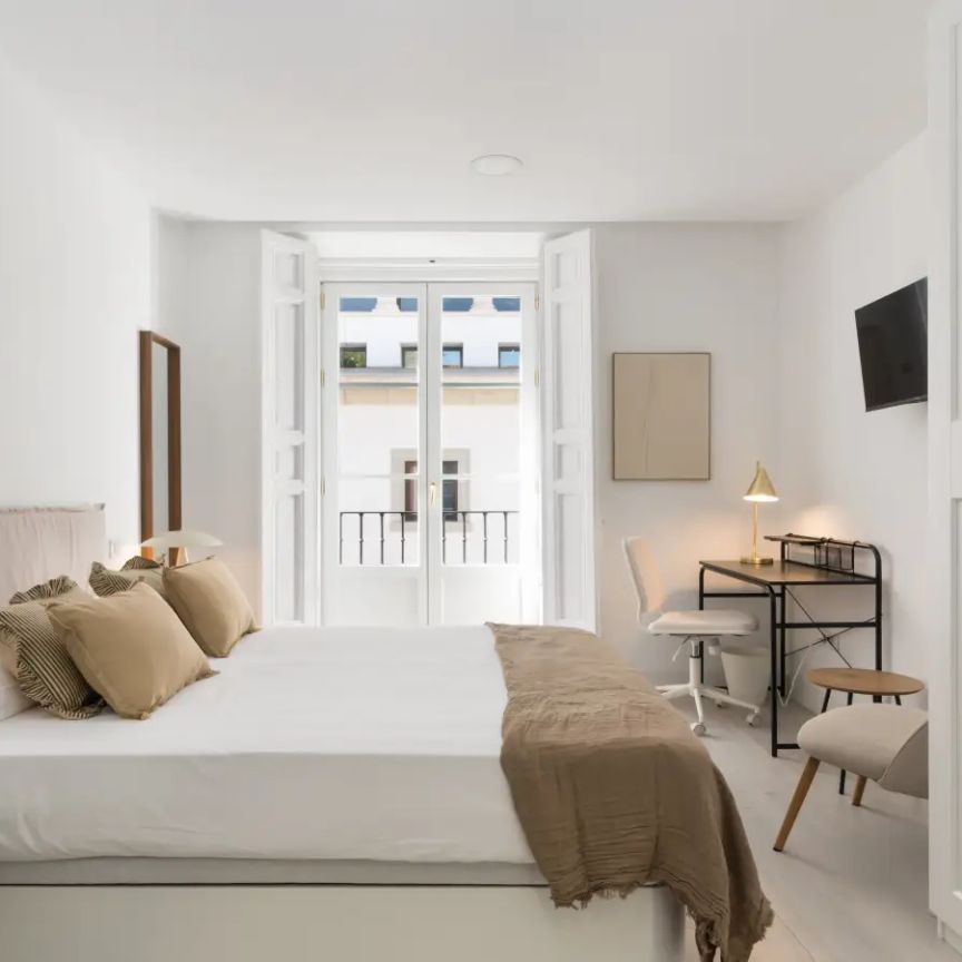 Room in a shared 8-bedroom apartment for rent in Palacio, tenants restrictions apply - Photo 1