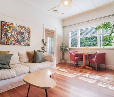 A Charming Retreat with Pet-Friendly Comfort - Photo 1