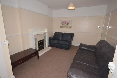 4 bedroom detached house to rent - Photo 2