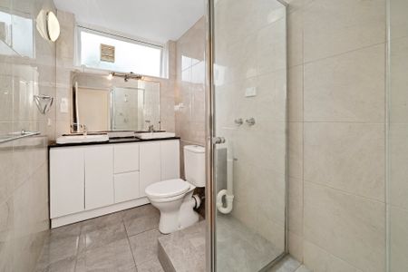 Ground floor 2-bedroom escape - Photo 3