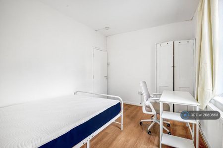 1 bedroom in a flat share to rent - Photo 2