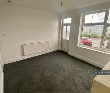 3 bedroom end of terrace house to rent - Photo 2