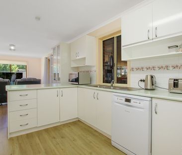 COMFORTABLE FAMILY HOME - Photo 5