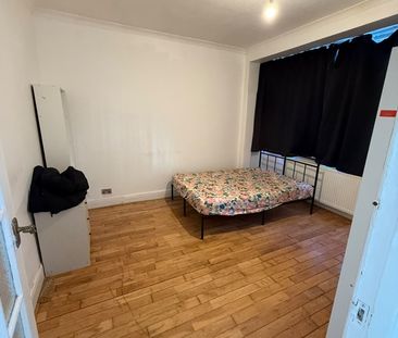 Room in a Shared House, Whites Avenue, IG2 - Photo 3