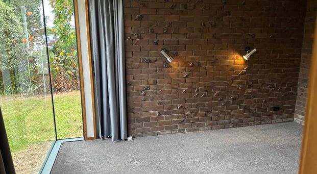 Character 1 bedroom townhouse - Photo 1