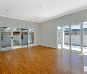 Modern, renovated family home! - Photo 3