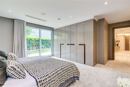 A contemporary three bedroom apartment with garden and off-street parking within an exclusive gated development - Photo 5