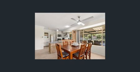Large Modern Family Home - Photo 5
