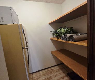 3 BED, 1.5 BATH, 3RD FLOOR APARTMENT W/ AN AIR-CONDITIONED MASTER B... - Photo 3