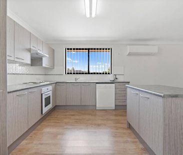 IMMACULATE FAMILY HOME! - Photo 6