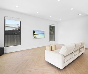 Experience Luxury & Convenience: Modern Five Bedroom Family Home - Photo 1