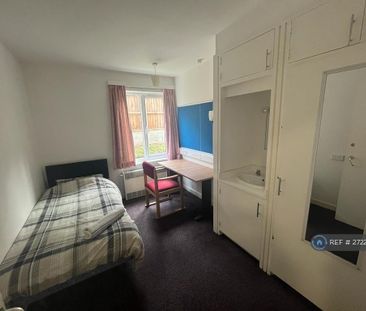 1 bedroom in a flat share to rent - Photo 1