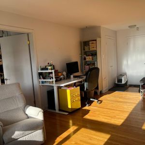 Grand 4½ mi-meublé, chauffé et à deux pas de l'Uni à louer - Photo 2