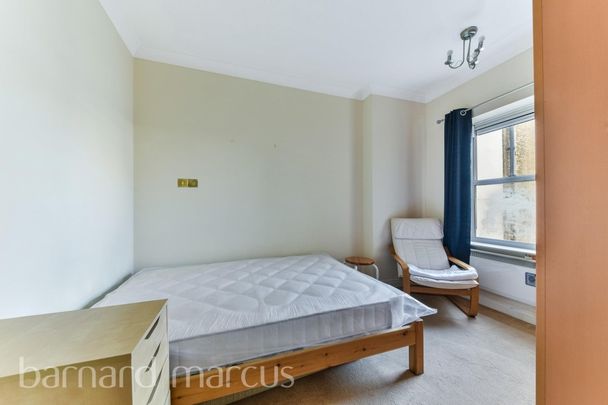 Charing Cross Road, London, Covent Garden - Photo 1