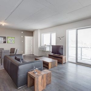 Furnished 3 Bedroom In Central Laval - Photo 2