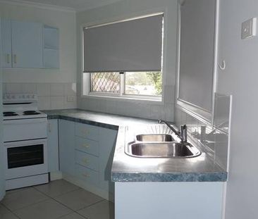 3 BEDROOM TOWNHOUSE WITH LOCK UP GARAGE - Photo 4