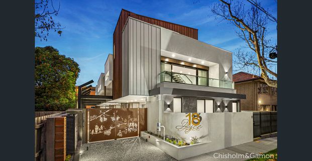 STYLISH & SPACIOUS TOWNHOUSE! - Photo 1