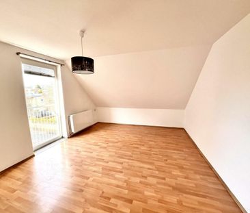 Kleine 2 Zimmer Wohnung im Dachgeschoss mit französischem Balkon. - Photo 2