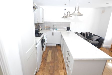 property to rent High Street, Wivenhoe, Colchester, Essex, CO7 - Photo 3