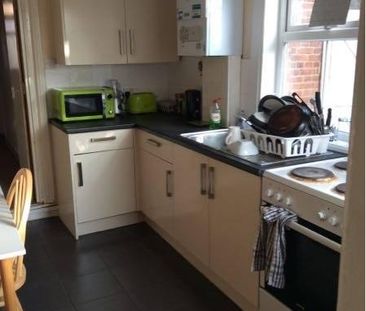 4 bedroom semi-detached house to rent - Photo 6