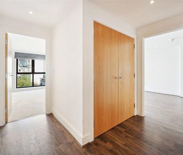 2 bedroom flat in London - Photo 1