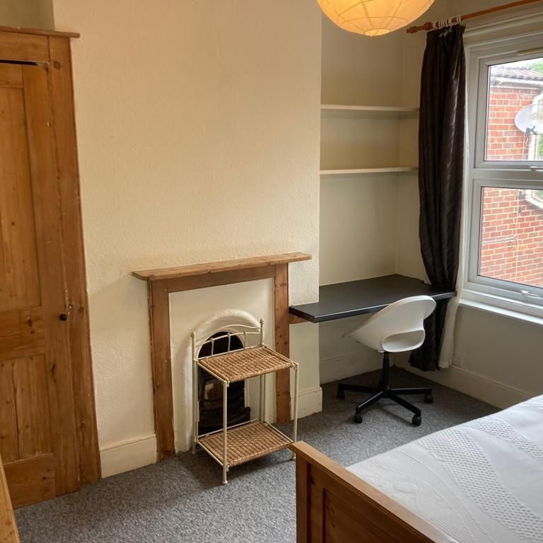 5 Bed Terraced House, Milton Road, SO15 - Photo 1