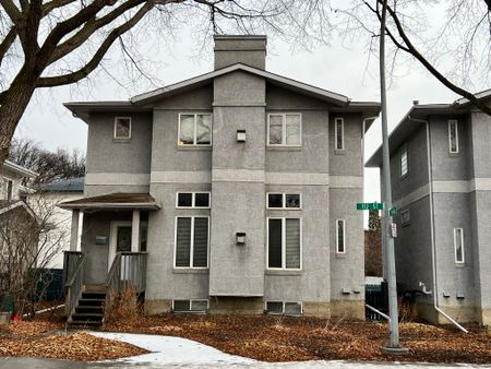 University 2bdr Luxury House with Basement - Photo 3