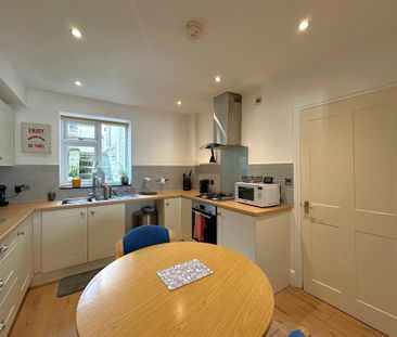 4 bedroom end of terrace house to rent - Photo 1