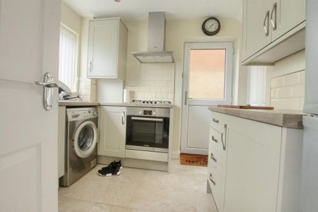 3 bedroom semi-detached house to rent - Photo 4