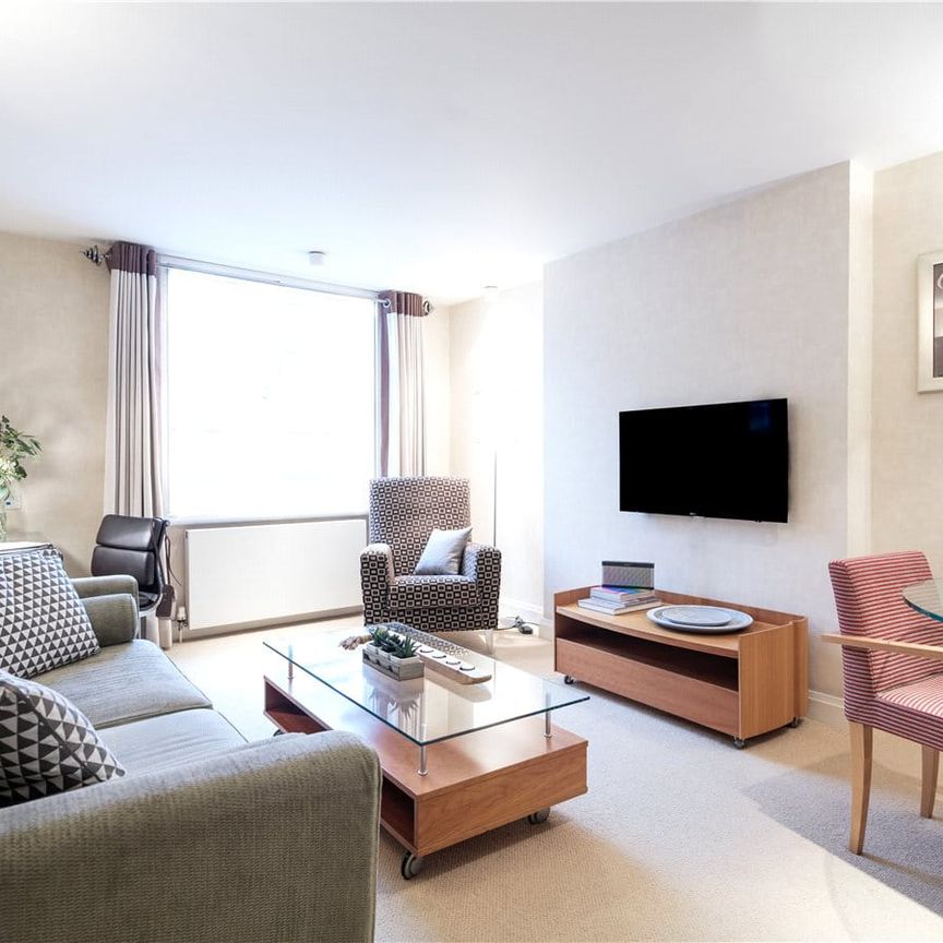This sleek and stylish one-bedroom apartment is nestled on an upper floor with convenient lift access, in a prime location close to Oxford Street and all the amenities of Marylebone. - Photo 1