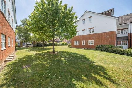 Kingsway, Woking, Surrey, GU21 - Photo 4