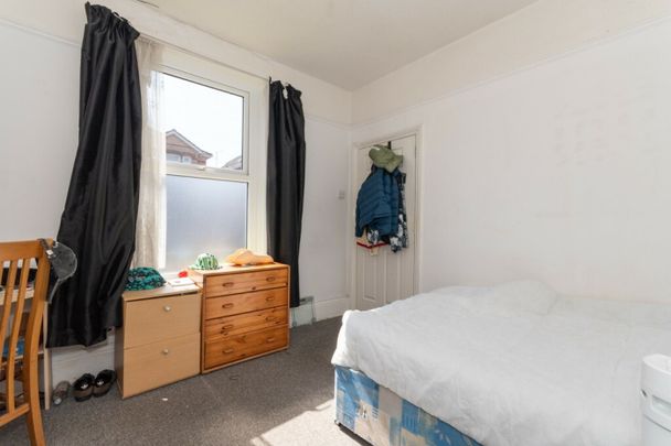 CLOSE TO UNI Wycliffe Rd Winton Room Let! - Photo 1
