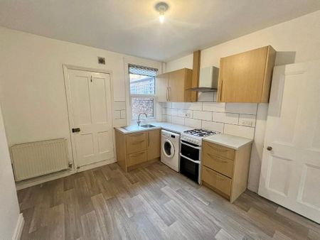 2 bedroom terraced house to rent - Photo 2