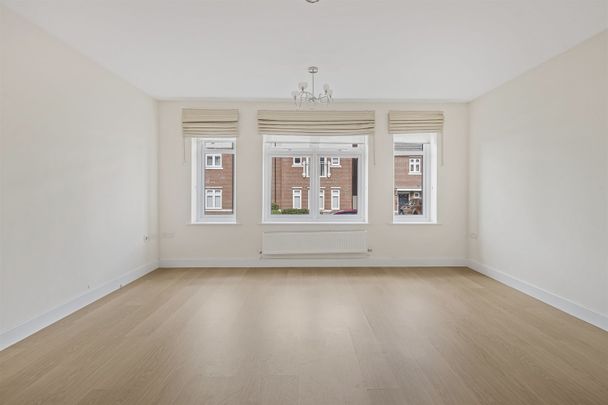 Louden Square, Reading, RG6 1FN - Photo 1