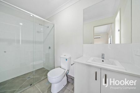 Exceptional Location - Just 6 Minutes to Train Station & 7 Minutes to Hospital! - Photo 2