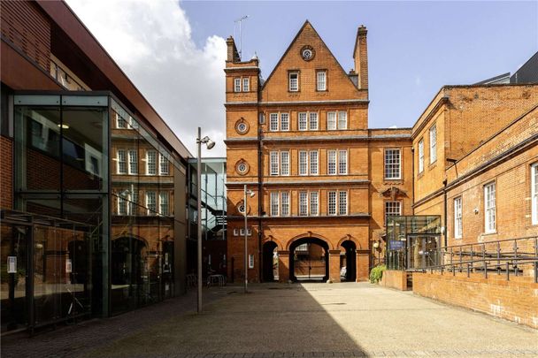 A two double bedroom, two bathroom flat set on the first floor of this attractive Grade II listed building with concierge. - Photo 1