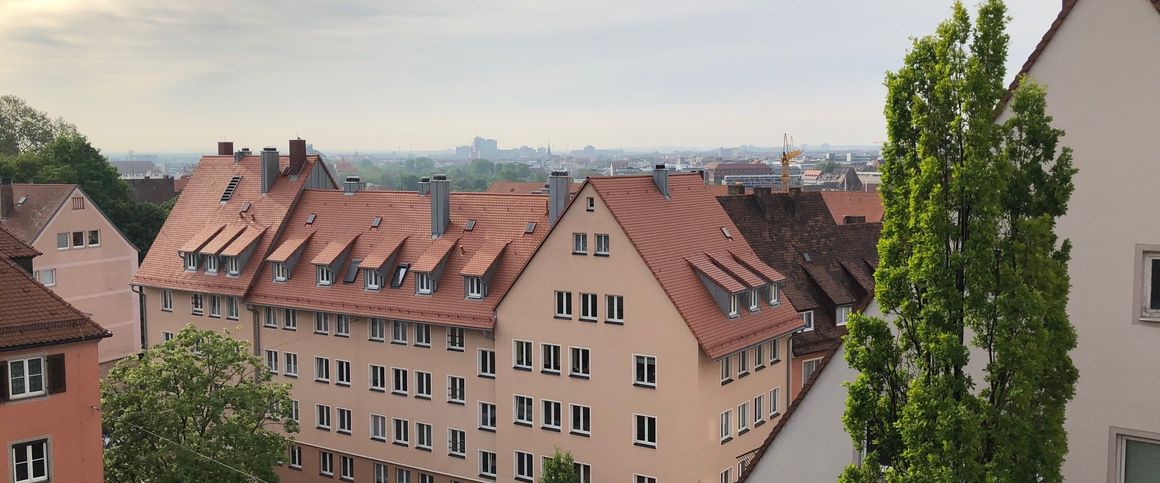 *Besonders - Blick über die Dächer von Nürnberg - Maisonette - Einbauküche möglich* - Foto 1