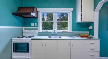 Charming 3-Bedroom Home - Photo 3