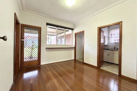 Spacious three-bedroom home in convenient location - Photo 3