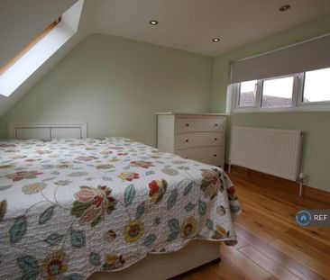 4 bedroom end of terrace house to rent - Photo 4