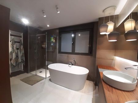 Jardín privado, diseño y luz | Chalet de esquina único en Boadilla - Photo 3