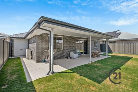 Four Bedroom Courtyard Living Home - Photo 4