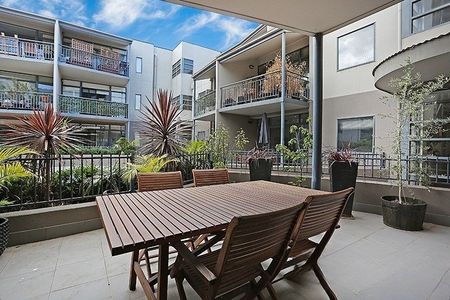 Stylish & Fully Furnished St Kilda Apartment – Just Move In! - Photo 2