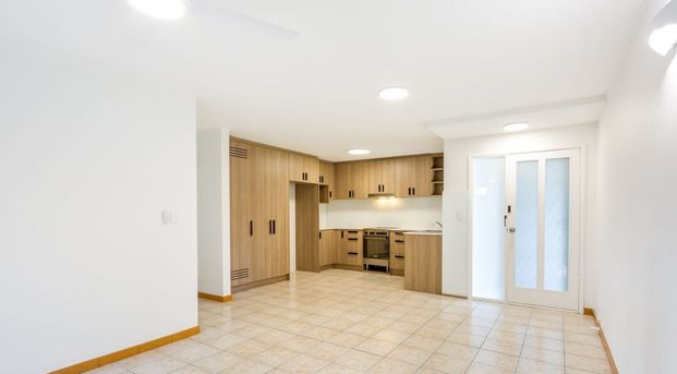 Recently Renovated 2 Bedroom Ground Floor Unit - Photo 1