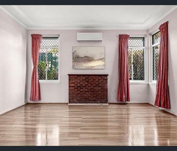 Double-brick, four-bedroom family home with ample space - Photo 2